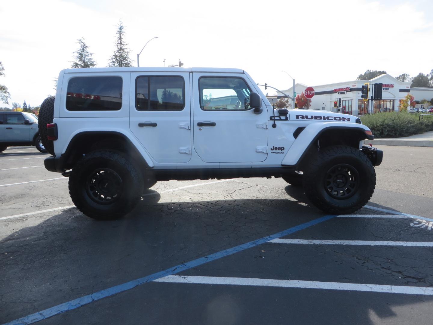 2021 White /BLACK Jeep Wrangler Unlimited Rubicon (1C4HJXFN6MW) with an 2.0L L4 DOHC 16V TURBO engine, automatic transmission, located at 2630 Grass Valley Highway, Auburn, CA, 95603, (530) 508-5100, 38.937893, -121.095482 - Photo#3